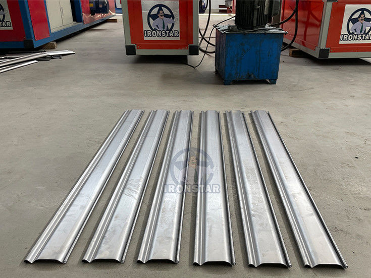 Tracking cutting rolling shutter door roll forming machine