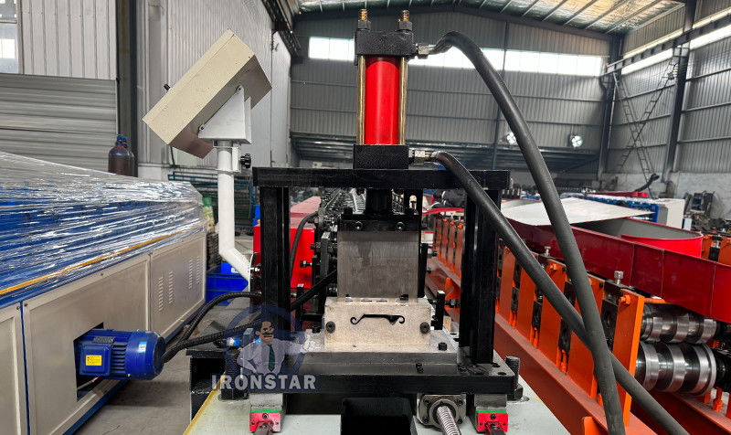 30-50m/min fast speed cutting rolling shutter door roll forming machine in Brazil Raw material: Galvanized steel